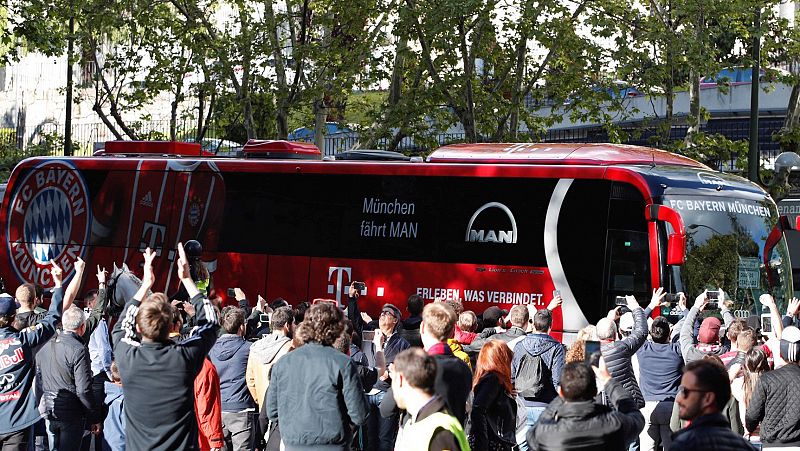 Autocar que ha trasladado a los jugadores del Bayern de Múnich ante los gritos de ánimos de sus aficionados.