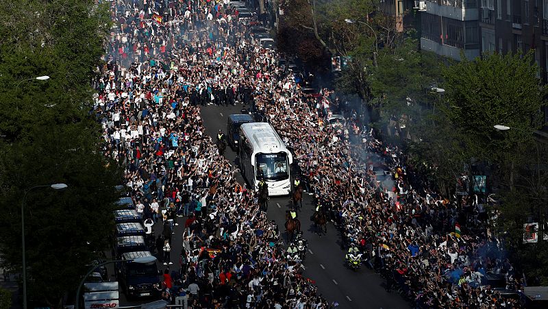 Multitudinario recibimiento de los aficionados del Real Madrid ante la llegada del autobús de su equipo.
