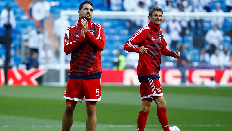 Los dos jugadores germanos en el césped del Santiago Bernabéu antes de comenzar el encuentro.