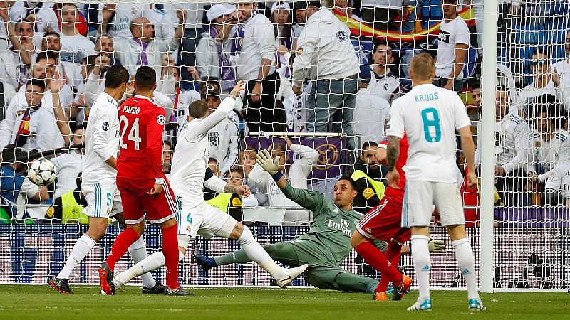 El lateral alemán ha aprovechado un mal rechace de Ramos para marcar el primer gol del partido.