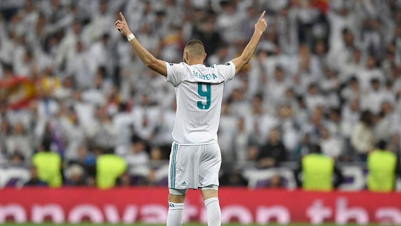 El delantero galo celebra su segundo gol ante el aplauso del Bernabéu.