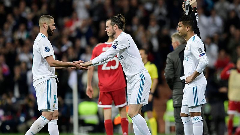 El delantero recibe la ovación del Santiago Bernabéu tras su gran actuación.