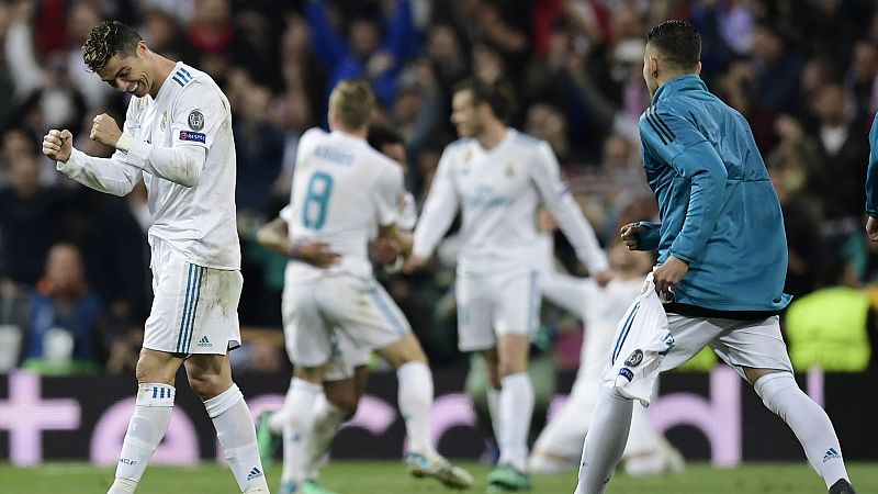 Cristiano Ronaldo hace un gesto de victoria tras el empate a dos final ante el Bayern.