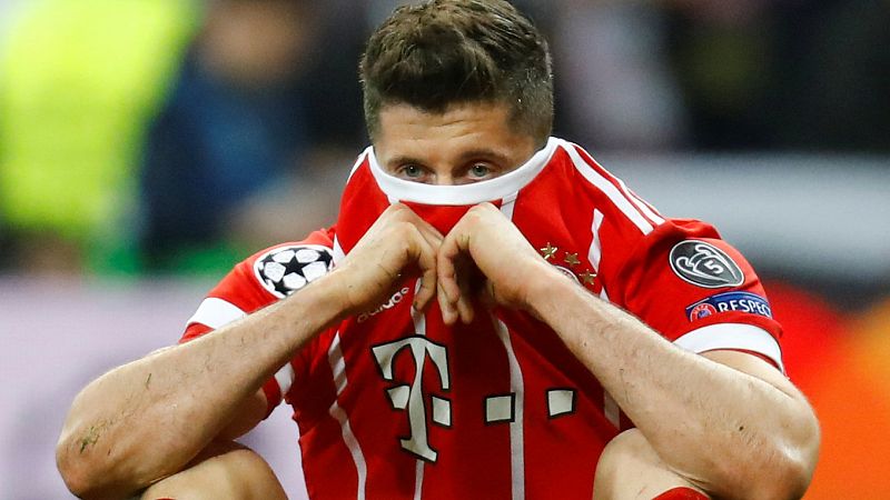 Robert Lewandowski se muestra abatido tras caer en semifinales de la Champions en el Bernabéu.