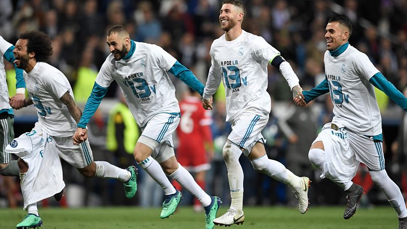 Los jugadores del Madrid celebran el pase a la final con una camiseta conmemorativa.