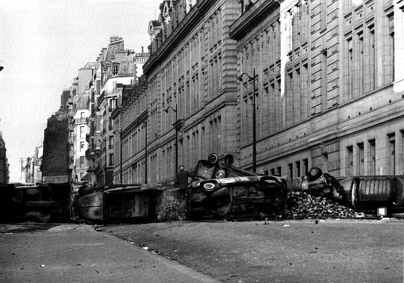 Mayo del 68 - Barricada construida con coches incendiados y adoquines en el Barrio Latino