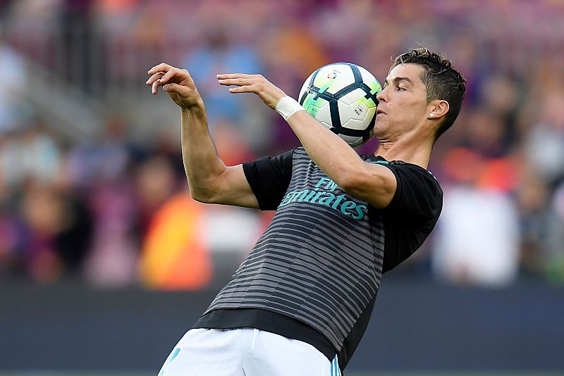 Cristiano Ronaldo se mostró muy concentrado durante el calentamiento del Real Madrid.