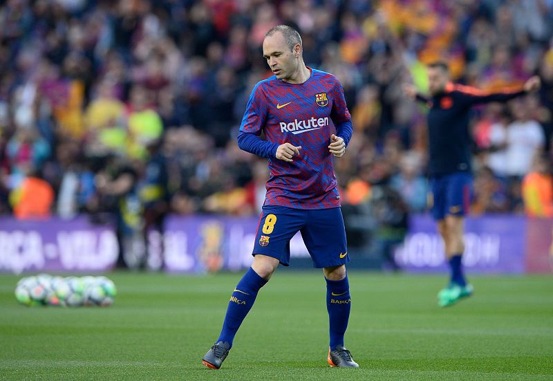 Andrés Iniesta saltaba a calentar en el que será su último clásico.
