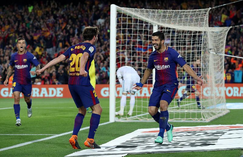 Luis Suárez celebra con Sergi Roberto el gol azulgrana.