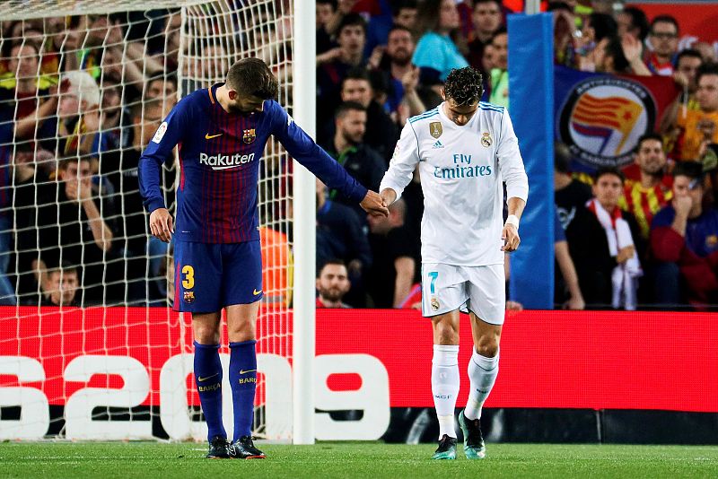 Pique y Cristiano Ronaldo se dan la mano tras su choque en la acción del gol merengue.