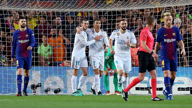 Benzema y Bale felicitan a su compañero CR7 tras la consecución del empate.
