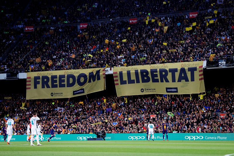 Pancartas en la grada en el partido entre el Barcelona y el Real Madrid.