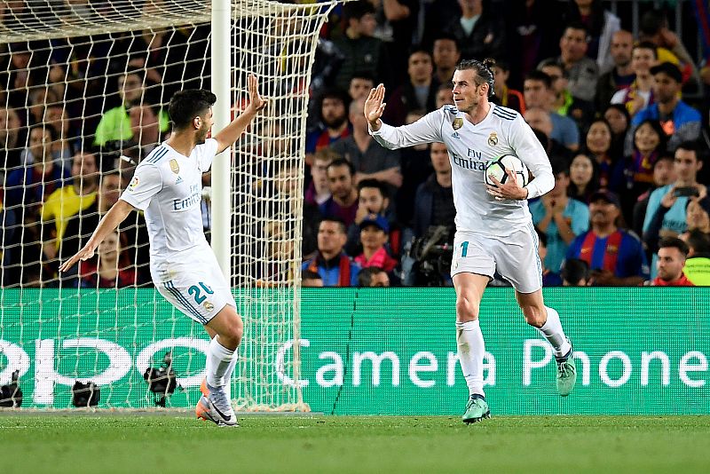 Gareth Bale celebra con sus compañeros el gol del empate.