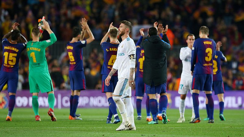 Los jugadores del Barça celebran la victoria en la Liga al término del partido.
