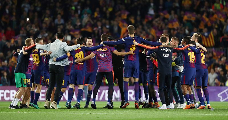 Los jugadores del FC Barcelona celebran el título liguero en el césped.