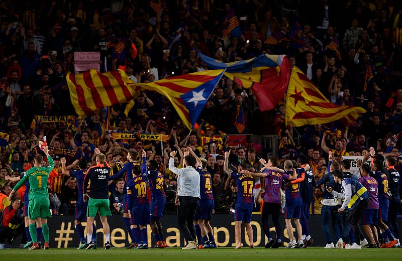 La afición celebra con sus jugadores el título.