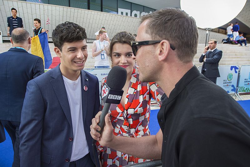 Alfred y Amaia atienden a los medios