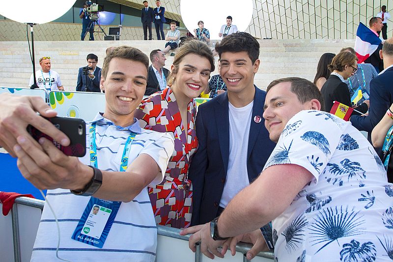 Amaia y Alfred con fans