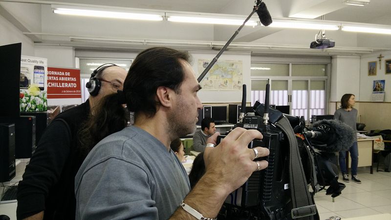 El cámara José Sierra y el sonidista Jesús Navarro grabando el taller en los Salesianos de Atocha