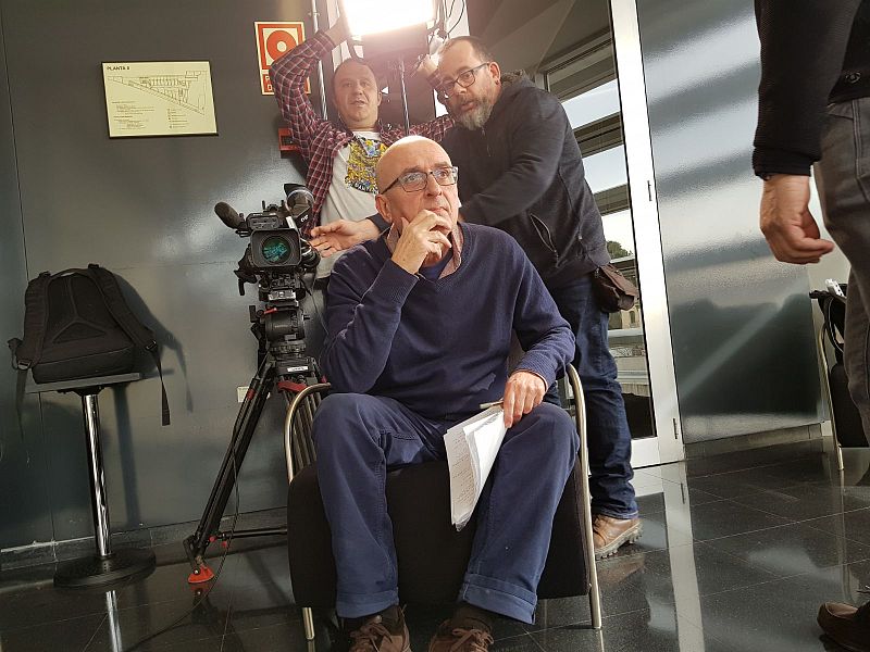 Curro Aguilera escuchando a Ana Bernal Triviño antes de la entrevista en la UOC