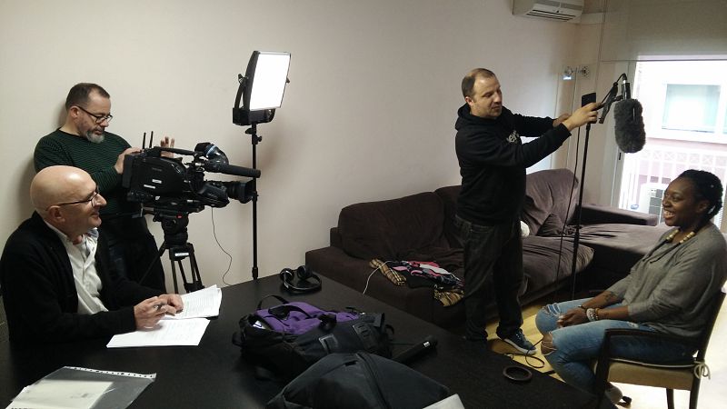 Javi Gines e Iván Bayón preparando entrevista con Desirée Bela