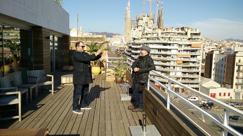 En la terraza de Cloud Coworking Iván Bayón hace una foto a Javi Ginés