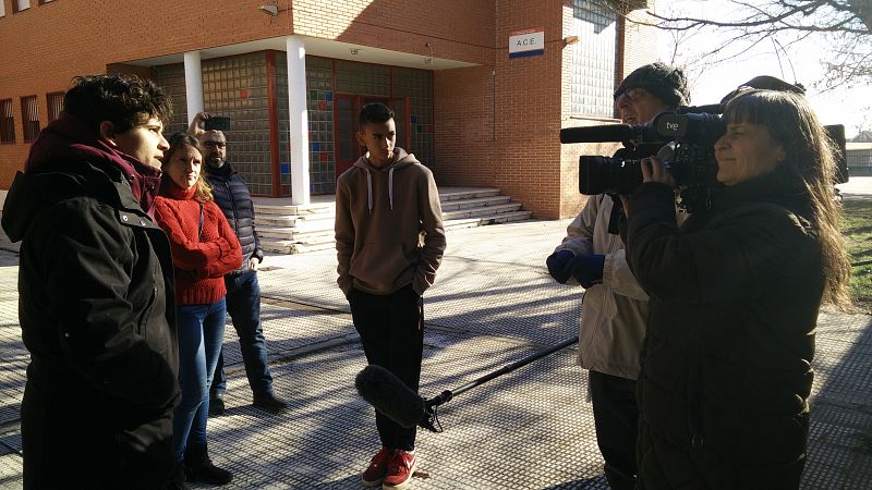 Elena Guerrero, cámara y Curro Aguilera durante la entrevista a Julia Riesco, proyecto #SomosMás