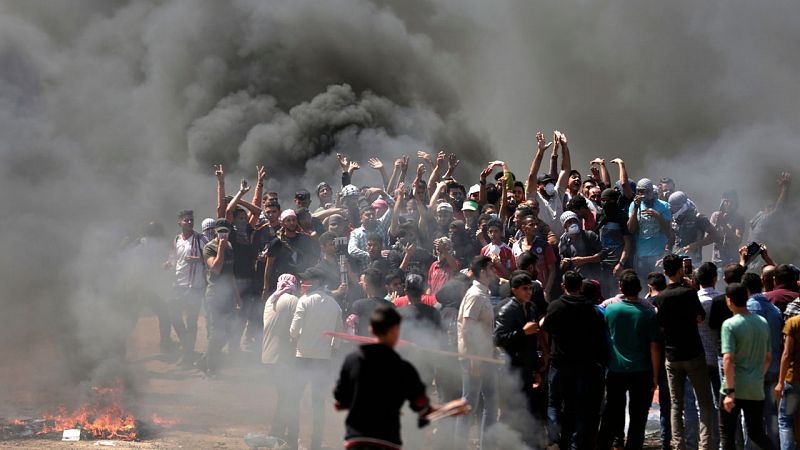Manifestantes palestinos queman neumáticos en la franja de Gaza