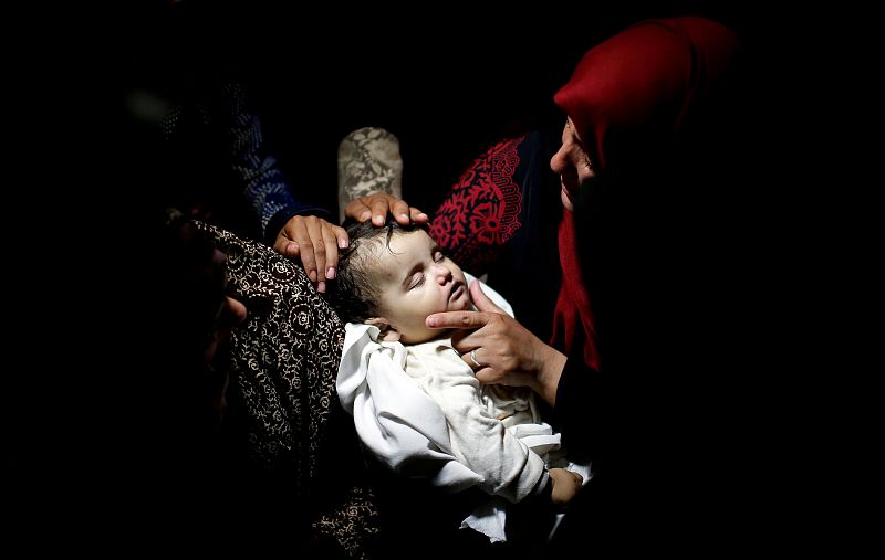 Familiares de la niña palestina Laila al-Ghandour, durante su funeral en la ciudad de Gaza