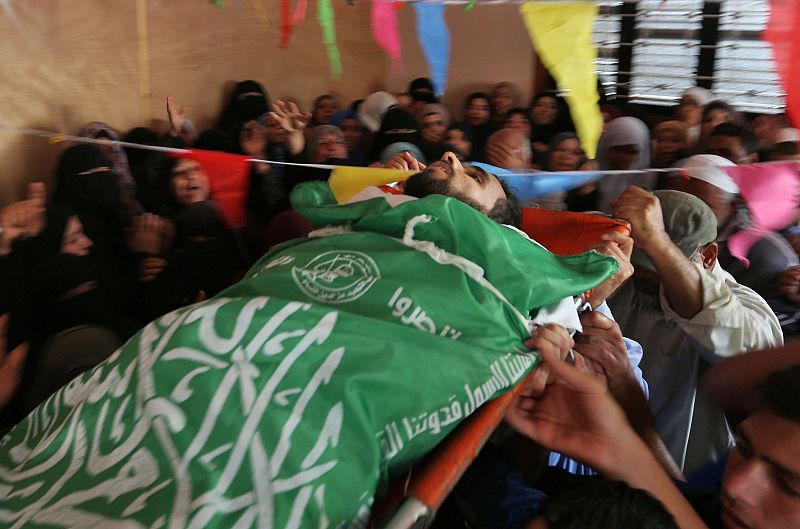 Palestinos llevan el cuerpo de Mohammed Dwedar, durante su funeral en la Franja de Gaza