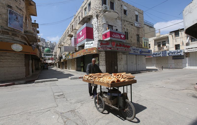 Un vendedor palestino en una calle desierta de la ciudad cisjordana de Nablus el dia de la huelga general