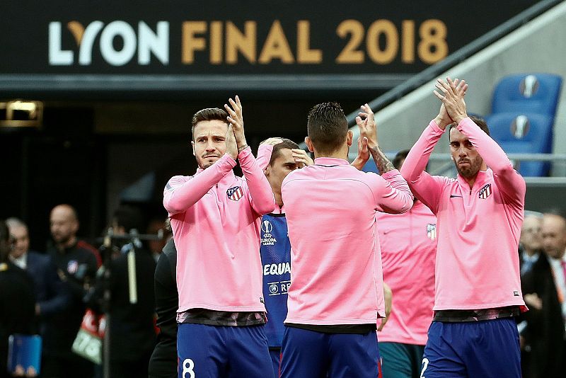 Los jugadores del Atlético de Madrid durante el calentamiento previo.