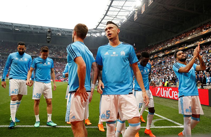 Los jugadores del Olympique de Marsella saludan a sus aficionados.