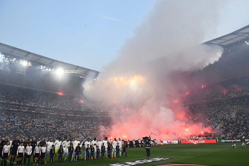 Los ultras del Olympique inundan las gradas de bengalas antes del comienzo de la final.