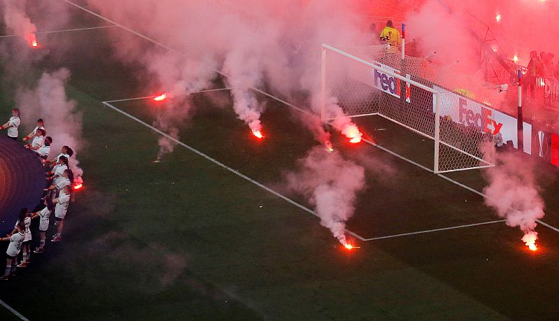 Las bengalas en el césped del Parc de Lyon.