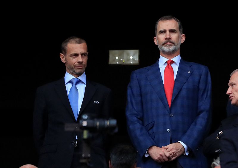 El Rey Felipe VI en el palco junto al presidente de la UEFA Aleksander Ceferin.