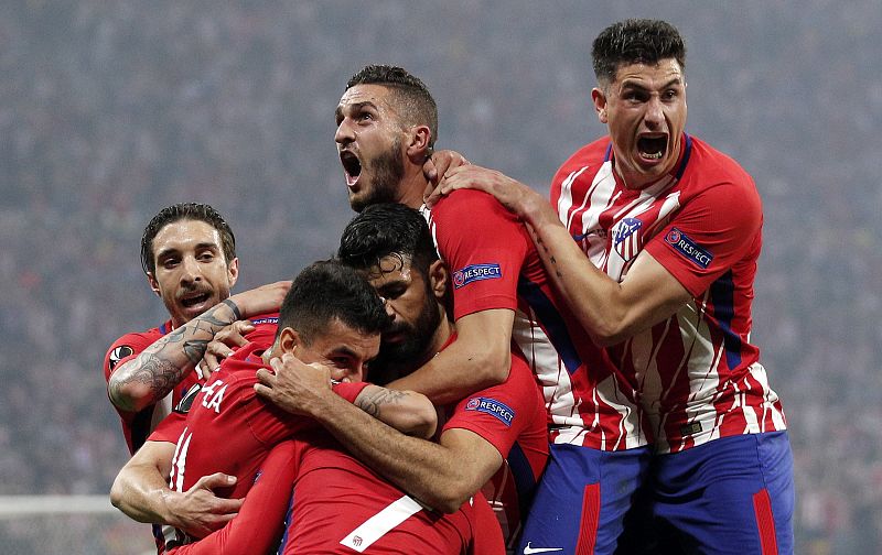 Los jugadores del Atlético de Madrid celebran con rabia el gol de Griezmann.