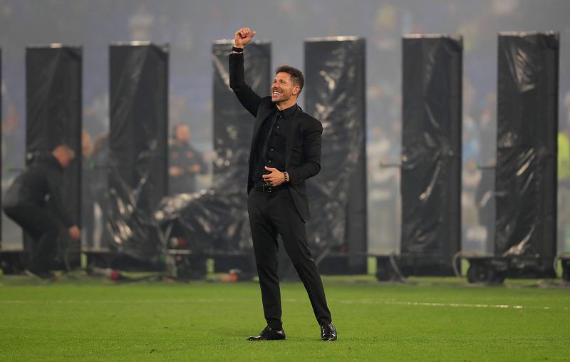 El 'Cholo' Simeone bajó al pasto para celebrar el título con sus jugadores.