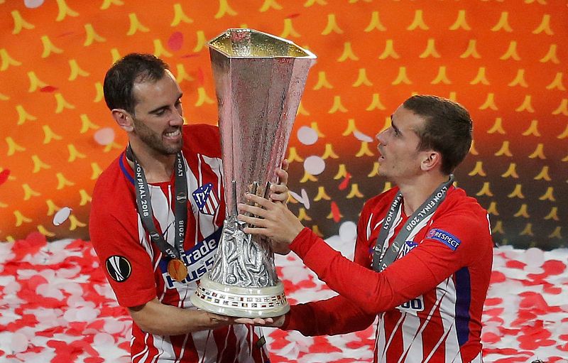 Godín y Griezmann con el trofeo de la Europa League.