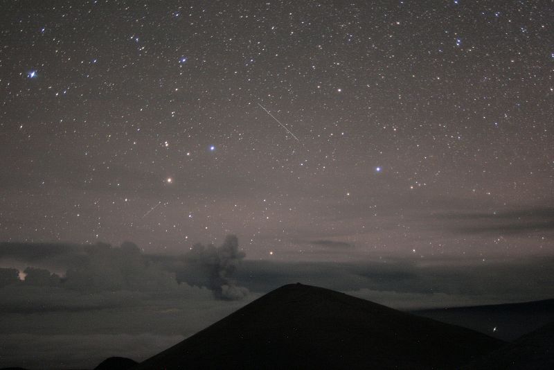 Gases, ceniza y lava bajo las estrellas