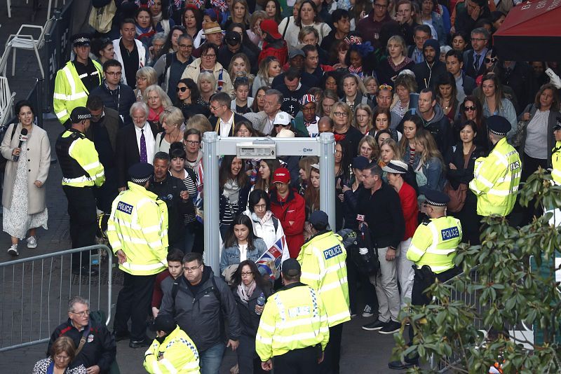 Gente pasando por el arco de seguridad para acceder a la colina del castillo de Windsor