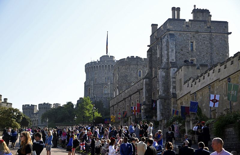 Gente llegando al castillo de Windsor, donde Enrique y Meghan celebran su enlace