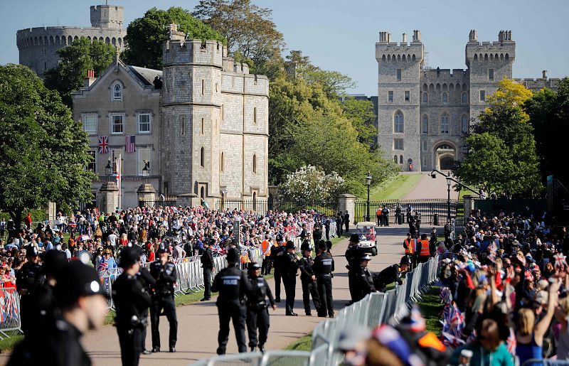 Miles de personas en la entrada del castillo de Windsor