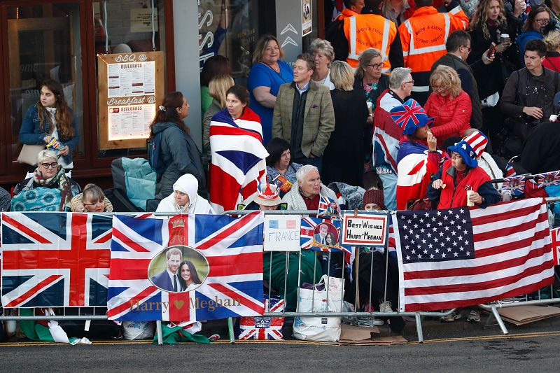 Muchas banderas de Reino Unido y Estados Unidos en las calles de Windsor