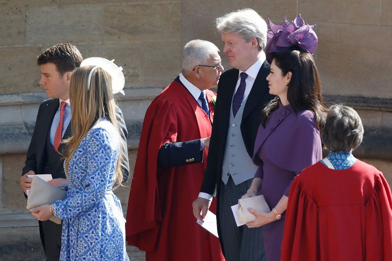 El tío de Enrique, Charles Spencer, hermano de Diana de Gales, llega con su esposa, Karen Spencer