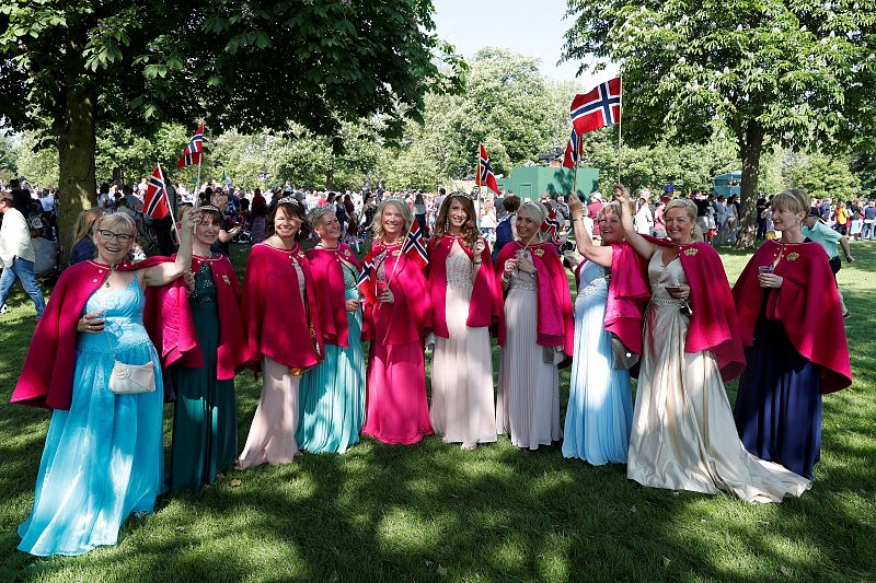 Fans de la monarquía noruega esperando la llegada de los novios