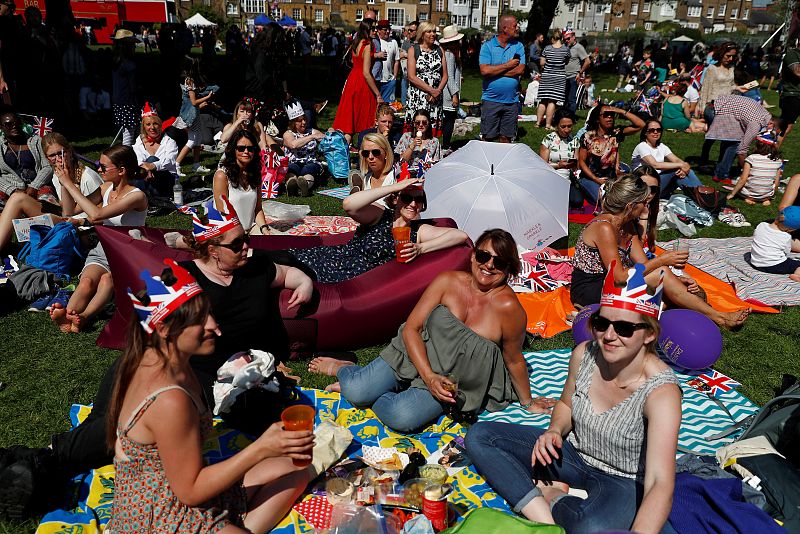Gente disfrutando del día que hace en Windsor mientras esperan a los novios