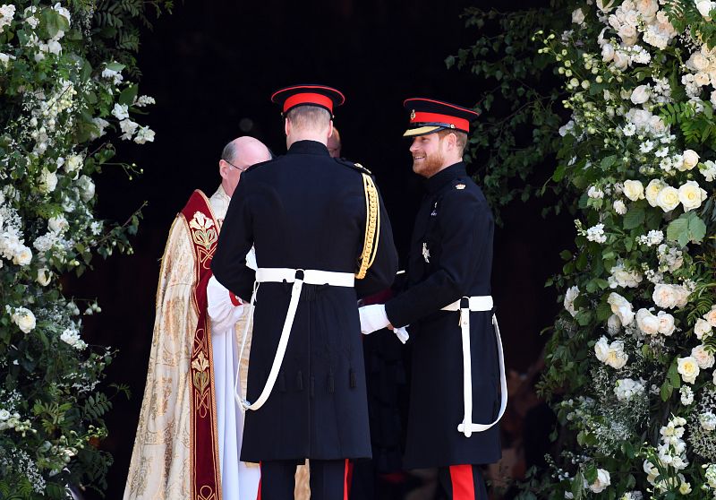 El príncipe Enrique junto a su hermano Guillermo, duque de Cambridge, a su llegada a la Capilla de San Jorge en el Castillo de Windsor
