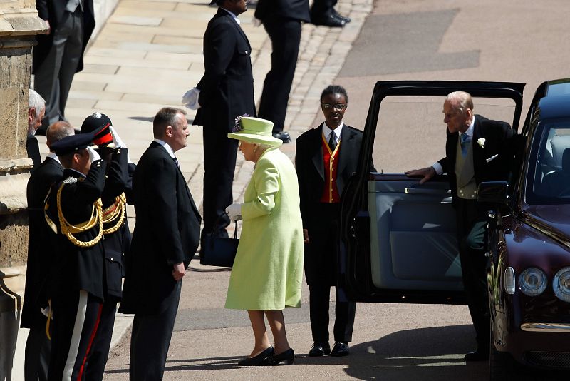 La reina de Inglaterra, Isabel II, y el príncipe Felipe, duque de Edimburgo, llegan a la Capilla de San Jorge