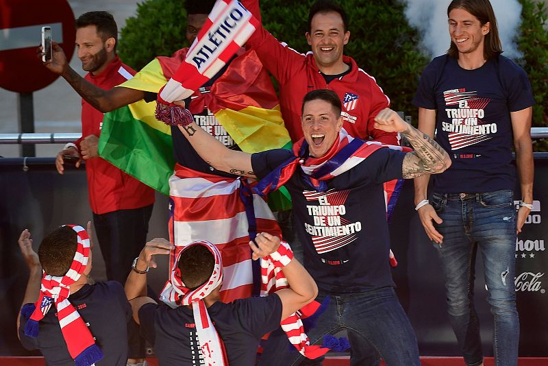 Fernando Torres celebra la Europa League